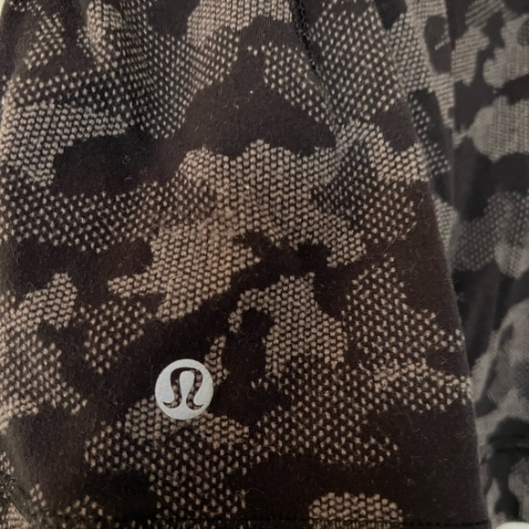Lululemon black and gray camouflage top with side zipper pocket! Sz S - Picture 5 of 5